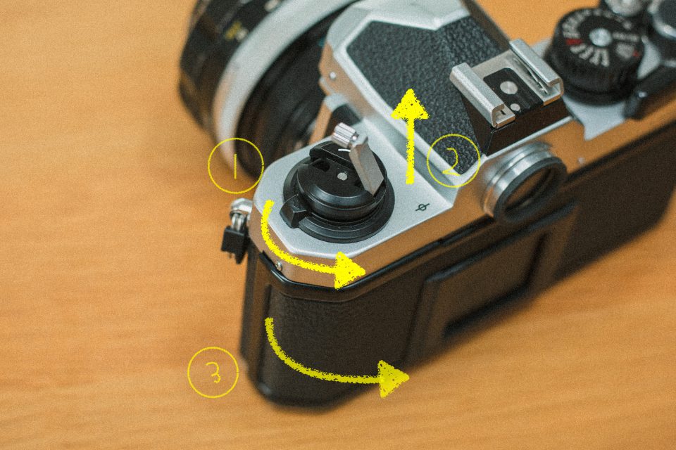 Nikon New FM2の裏蓋の開け方