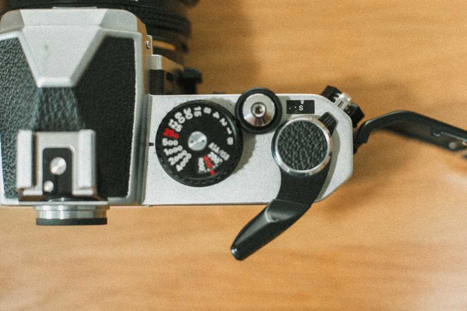 【フィルムカメラ遊泳記 第6話】フィルムカメラ Nikon New FM2の操作方法・使い方！